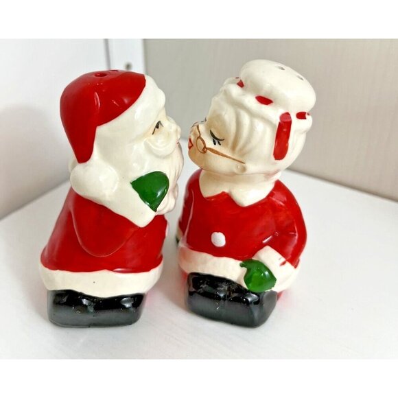 Vintage Christmas Santa Mrs. Claus Salt & Pepper Shakers Kissing Made in Japan - Picture 1 of 16